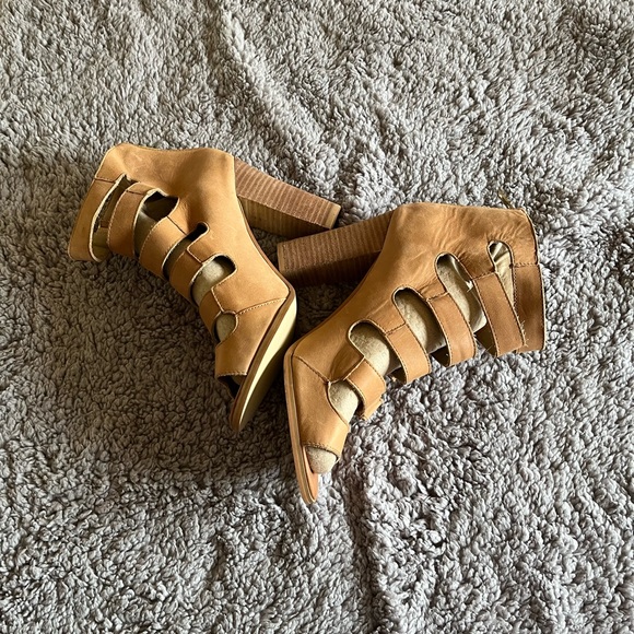 Express Strappy Heel shoes - Tan - Size 8 - Picture 7 of 8